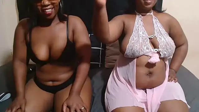 Snapshot of curveAss222 chatting on October 29, 12:35 am curveAss222 online show from October 29, 12:35 am