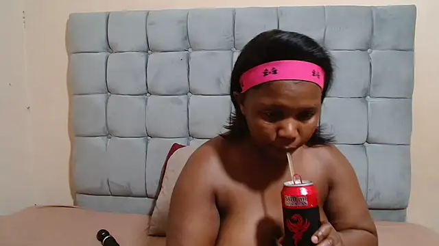 Snapshot of curveAss222 chatting on October 31, 4:19 pm curveAss222 online show from October 31, 4:19 pm