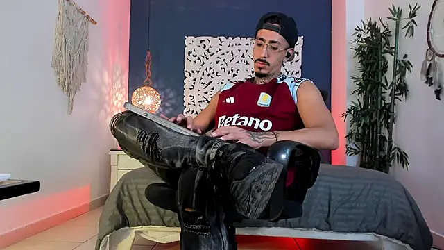 Donovan Desmond online show from March 4, 2:50 am