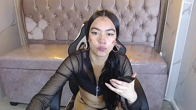 Snapshot of dania_b_ chatting on October 17, 3:10 am dania b online show from October 17, 3:10 am