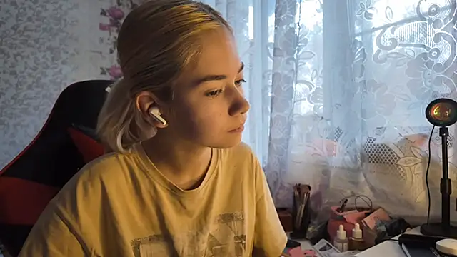 Snapshot of Witching_Moon chatting on October 30, 7:32 am Witching Moon online show from October 30, 7:32 am