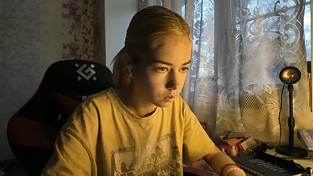 Snapshot of Witching_Moon chatting on October 31, 7:31 am Witching Moon online show from October 31, 7:31 am