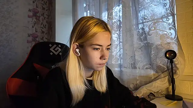 Snapshot of Witching_Moon chatting on November 11, 7:52 am Witching Moon online show from November 11, 7:52 am