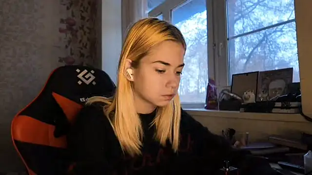 Snapshot of Witching_Moon chatting on November 25, 7:41 am Witching Moon online show from November 25, 7:41 am