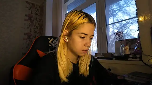 Snapshot of Witching_Moon chatting on December 15, 5:55 am Witching Moon online show from December 15, 5:55 am