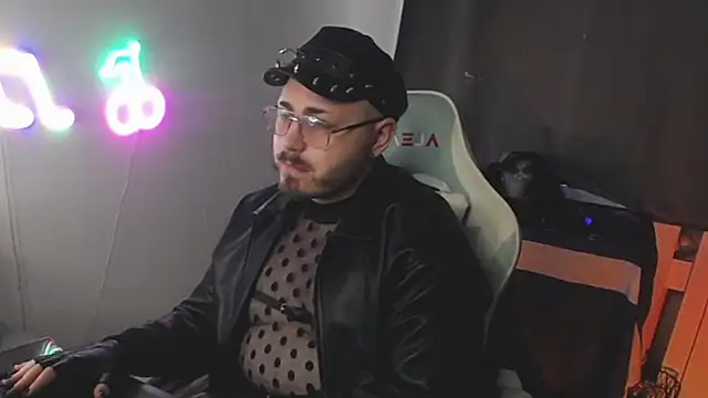 Snapshot of FabianKinky chatting on October 16, 11:55 am FabianKinky online show from October 16, 11:55 am