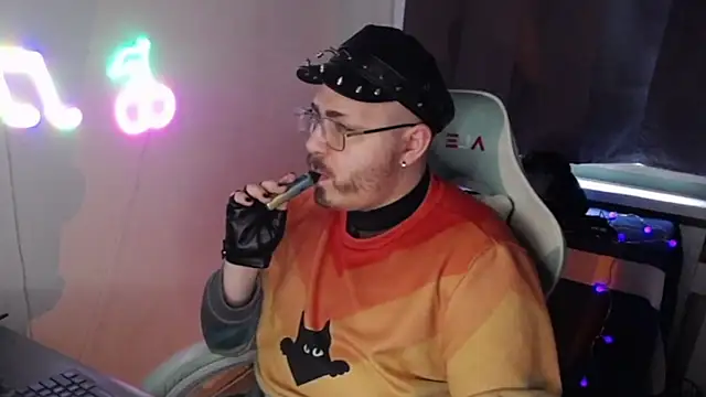 Snapshot of FabianKinky chatting on October 17, 8:28 am FabianKinky online show from October 17, 8:28 am