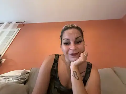 Snapshot of minettedusud chatting on September 18, 7:32 am minettedusud online show from September 18, 7:32 am