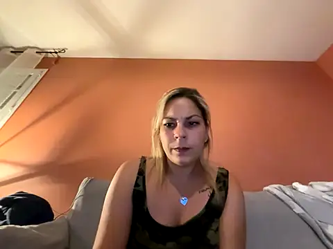 Snapshot of minettedusud chatting on October 7, 9:23 pm minettedusud online show from October 7, 9:23 pm