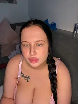 brunetteGirl274 online show from November 2, 9:28 pm