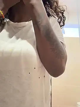 Snapshot of EmilyKisx chatting on October 22, 1:33 pm EmilyKisx online show from October 22, 1:33 pm