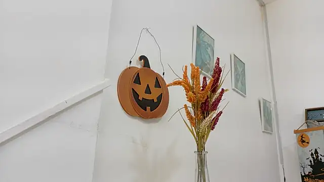 Snapshot of Lizbeth_Rouse chatting on October 31, 11:33 am Lizbeth Rouse online show from October 31, 11:33 am