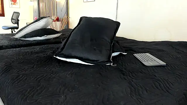 OliviGrace online show from April 25, 1:25 pm