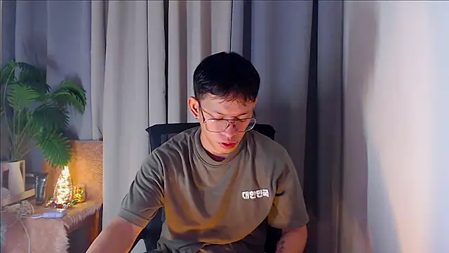 Snapshot of pinkcock_froi2305 chatting on October 6, 1:03 am pinkcock froi2305 online show from October 6, 1:03 am