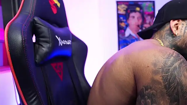 Snapshot of logan_hugh8 chatting on December 16, 1:10 am logan hugh8 online show from December 16, 1:10 am