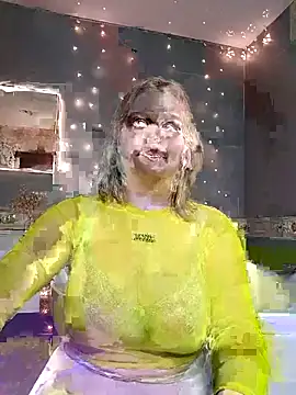 Snapshot of HelenHartt chatting on December 19, 1:45 am HelenHartt online show from December 19, 1:45 am