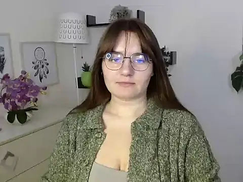 Snapshot of Julie_Diamond chatting on October 8, 12:36 pm Julie Diamond online show from October 8, 12:36 pm