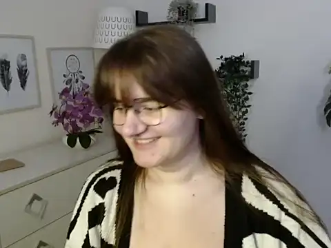 Snapshot of Julie_Diamond chatting on November 12, 1:33 pm Julie Diamond online show from November 12, 1:33 pm