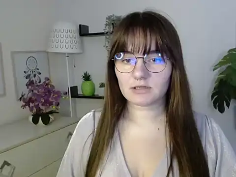 Snapshot of Julie_Diamond chatting on November 18, 2:43 pm Julie Diamond online show from November 18, 2:43 pm