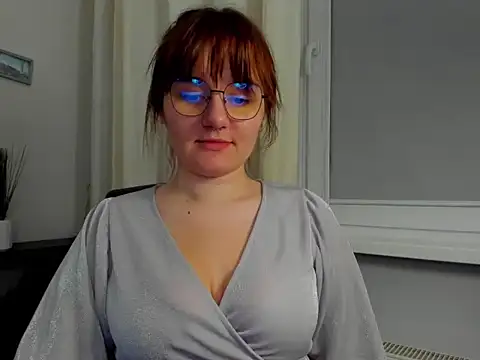 Snapshot of Julie_Diamond chatting on December 3, 5:00 pm Julie Diamond online show from December 3, 5:00 pm