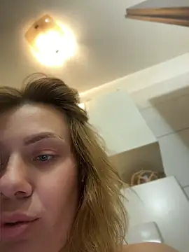Snapshot of emmasweett11 chatting on April 12, 8:14 pm emmasweett11 online show from April 12, 8:14 pm