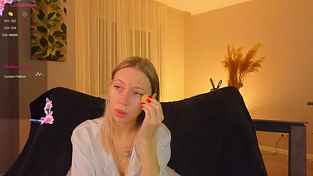 Snapshot of NyxaThorn chatting on November 14, 2:38 pm NyxaThorn online show from November 14, 2:38 pm