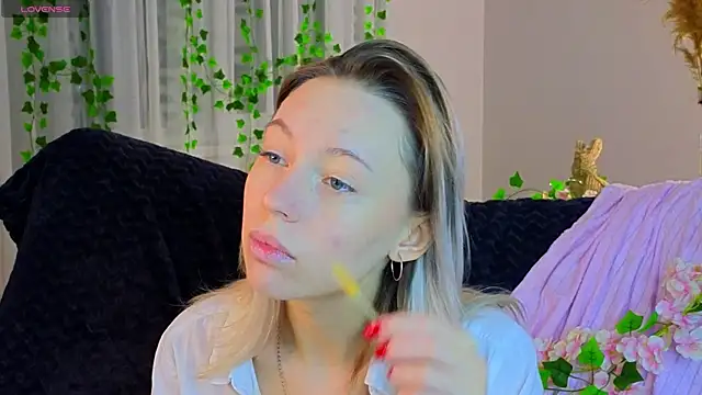 Snapshot of NyxaThorn chatting on December 2, 2:45 pm NyxaThorn online show from December 2, 2:45 pm