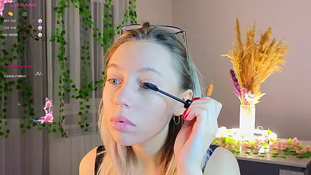 Snapshot of NyxaThorn chatting on December 14, 2:44 pm NyxaThorn online show from December 14, 2:44 pm