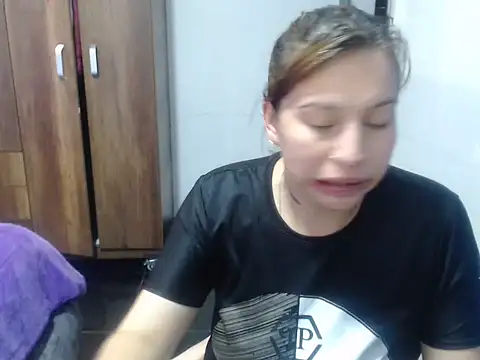 Snapshot of cloequeen15 chatting on October 29, 5:25 pm cloequeen15 online show from October 29, 5:25 pm