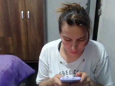 Snapshot of cloequeen15 chatting on November 11, 5:46 pm cloequeen15 online show from November 11, 5:46 pm