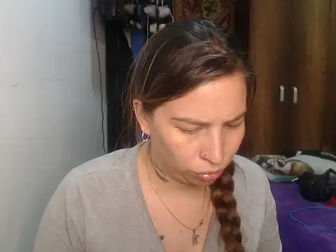 Snapshot of cloequeen15 chatting on March 13, 12:39 am cloequeen15 online show from March 13, 12:39 am