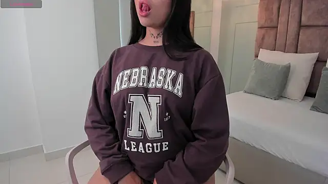 hannah miltonn online show from November 6, 9:37 pm