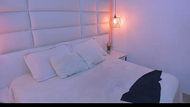 Snapshot of Salome_Smitth_1 chatting on April 8, 8:42 pm Salome Smitth 1 online show from April 8, 8:42 pm