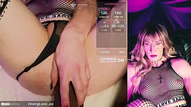 Snapshot of EmeryLune_xo chatting on January 8, 6:37 am EmeryLune xo online show from January 8, 6:37 am