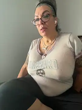 dieseldame1313 online show from October 15, 7:58 pm