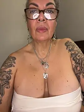 dieseldame1313 online show from November 9, 12:42 am