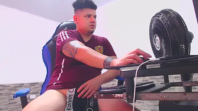 Snapshot of mister_cum1999 chatting on February 4, 7:31 pm mister cum1999 online show from February 4, 7:31 pm