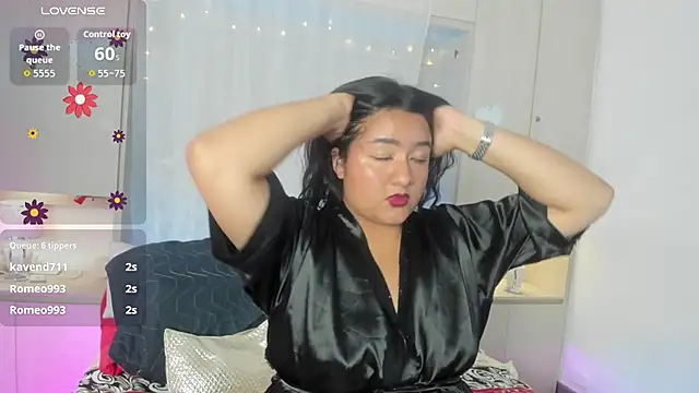 Snapshot of LilyWhitney chatting on October 31, 4:13 am LilyWhitney online show from October 31, 4:13 am