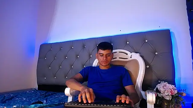 Snapshot of Charlie_Cock_ chatting on October 29, 4:26 am Charlie Cock online show from October 29, 4:26 am