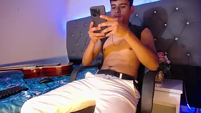 Snapshot of Charlie_Cock_ chatting on November 12, 4:24 am Charlie Cock online show from November 12, 4:24 am