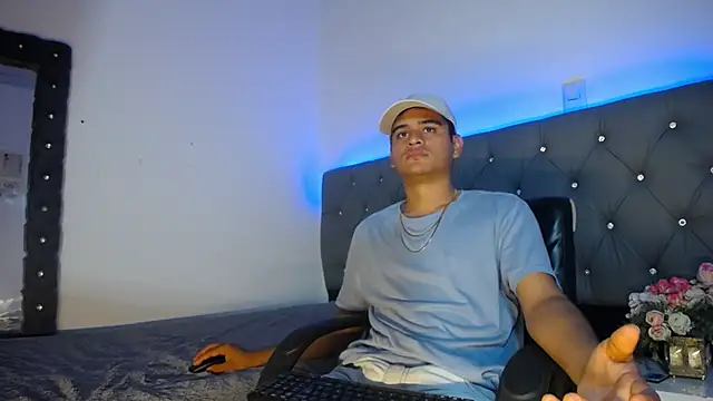 Snapshot of Charlie_Cock_ chatting on November 25, 4:01 am Charlie Cock online show from November 25, 4:01 am