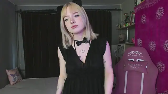 Snapshot of godlikegirlyy chatting on September 28, 1:16 pm godlikegirlyy online show from September 28, 1:16 pm