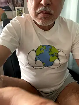 Snapshot of gholly2007 chatting on October 27, 2:15 am gholly2007 online show from October 27, 2:15 am