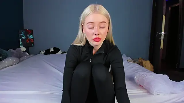 Lillie Berry online show from June 27, 5:34 am