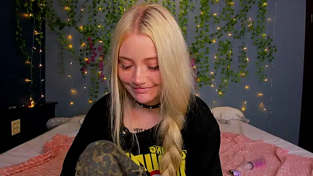 Lillie Berry online show from July 14, 5:01 am