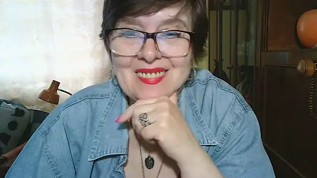 Snapshot of VeronicaGold511 chatting on May 13, 7:17 am VeronicaGold511 online show from May 13, 7:17 am
