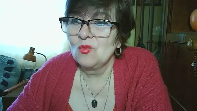 Snapshot of VeronicaGold511 chatting on May 15, 6:31 am VeronicaGold511 online show from May 15, 6:31 am