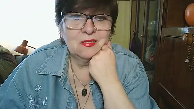 Snapshot of VeronicaGold511 chatting on May 17, 8:23 am VeronicaGold511 online show from May 17, 8:23 am