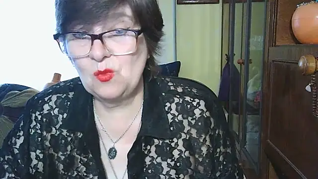 Snapshot of VeronicaGold511 chatting on June 8, 6:25 am VeronicaGold511 online show from June 8, 6:25 am