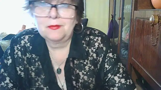 Snapshot of VeronicaGold511 chatting on June 13, 8:01 am VeronicaGold511 online show from June 13, 8:01 am